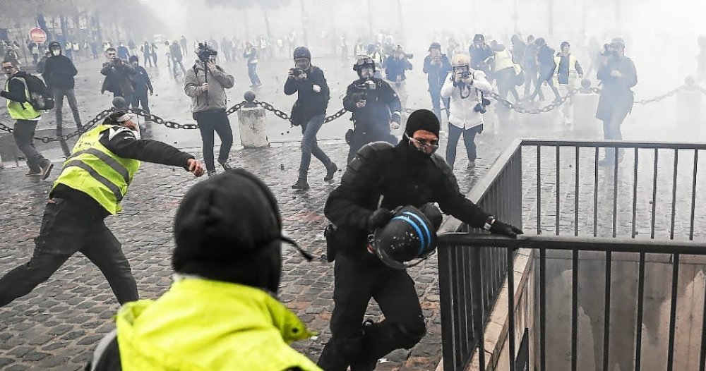 Sous Le Feu Des Projectiles Un Crs Se Voit Sauver Par Un